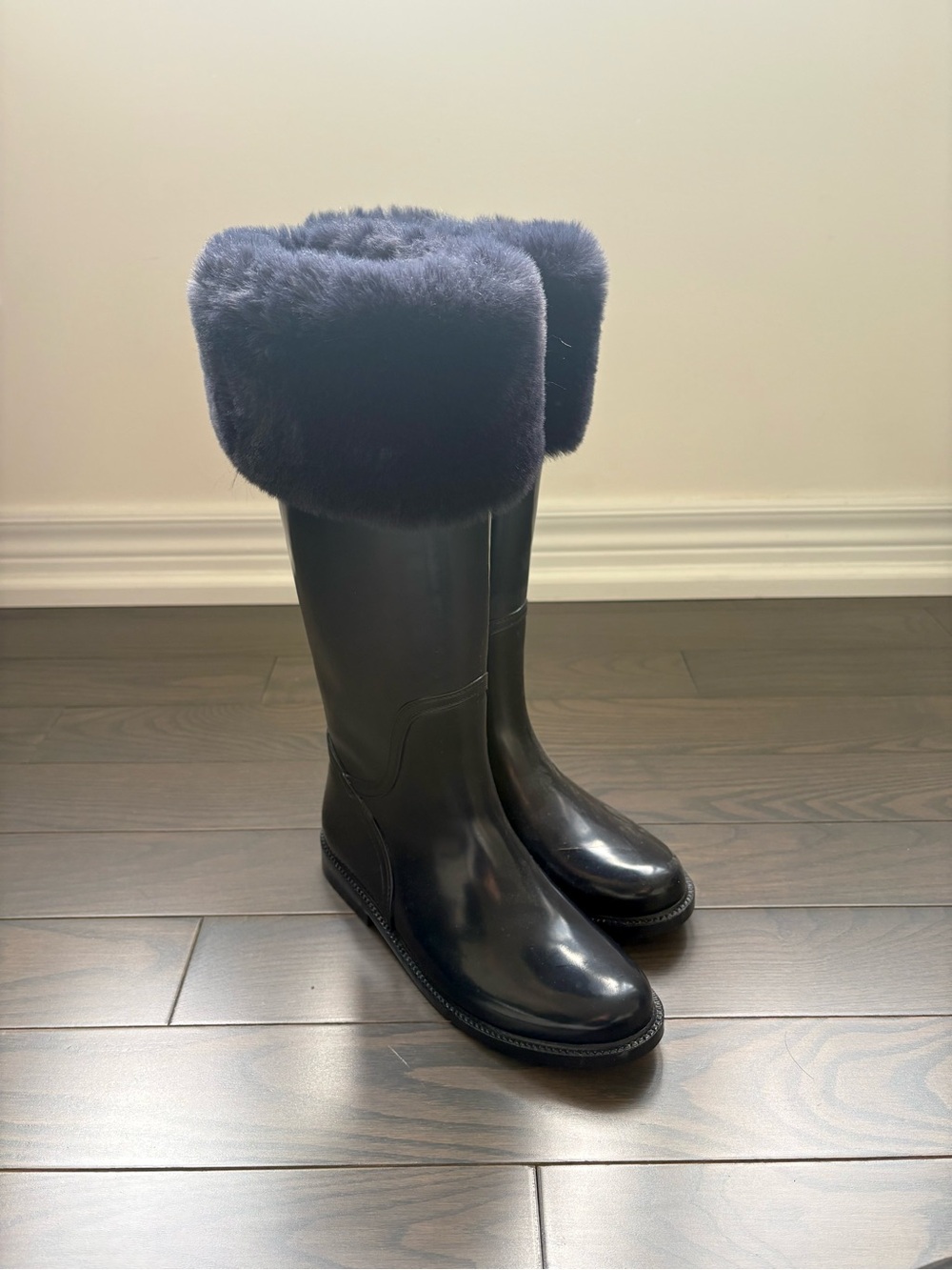 Black faux fur lined rain boots #rainyday #winterwear